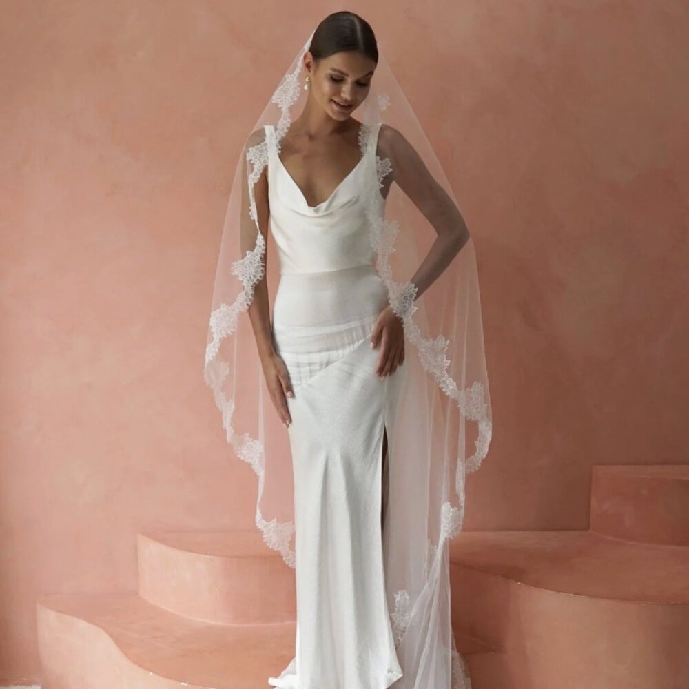 MadameTulle // CELINE I Mantilla Cathedral Veil in White